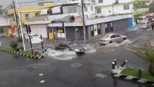[Images] Fortes pluies orageuses : les régions de Port-Louis et Quatre-Bornes touchées 