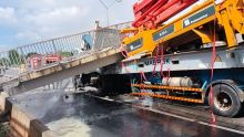 EN DIRECT | Retour à Roche-Bois où un camion a heurté la passerelle dédiée aux piétons, entraînant l'effondrement d'une partie de la structure