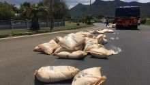 Moka : des sacs de sucre tombent d’un poids lourd, la circulation routière perturbée