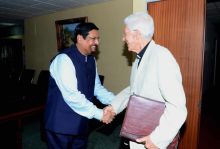 Mgr Maurice E. Piat satisfait du nouveau design des logements sociaux 