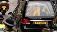 Le cercueil d'Elizabeth II est arrivé au palais d'Holyroodhouse à Edimbourg