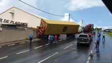 Montée ‘S’ : un camion fait une sortie de route, gros embouteillage 