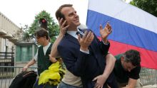 France : une statue de Macron volée, puis déposée par Greenpeace devant l'ambassade de Russie