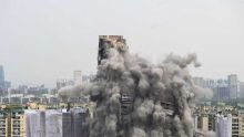 Inde: deux immeubles de 100 mètres détruits dans la banlieue de Delhi