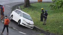 Emnati : une voiture termine sa course dans un caniveau