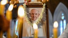 Le Vatican envisage d'exposer le corps du pape à partir de mercredi