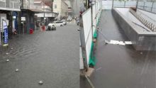 Avertissements de fortes pluies : accumulations d’eau à l’entrée du Port-Louis Waterfront 