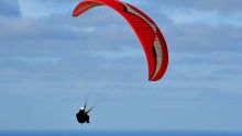 Breach Of Civil Aviation Act : la police interpelle un homme qui pratique le parapente