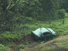 Une voiture finit dans un buisson à Wooton
