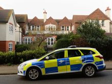 Dans une «home» appartenant au Dr Malhotra en Angleterre: un vieil homme tue sa femme