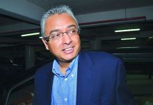 Pravind Jugnauth backs Menon Murday