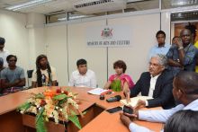 CD piratés: le ministre Dan Baboo rencontre des artistes