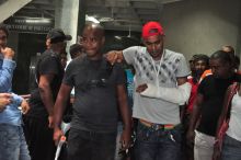 Bras de fer entre artistes et vendeurs de CD: une enquête sur des allégations de brutalités policières réclamée