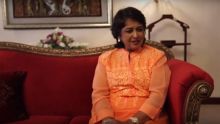 Pakistan : Ameenah Gurib-Fakim chante «Kabhi kabhi»