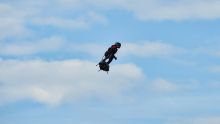 [En images] Pari réussi pour le Français Franky Zapata qui atterrit en Angleterre sur son flyboard