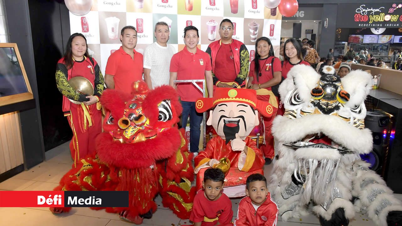Joey Foo-Kune, un des directeurs de Fashion Heights, pose fièrement avec sa famille et les loups.