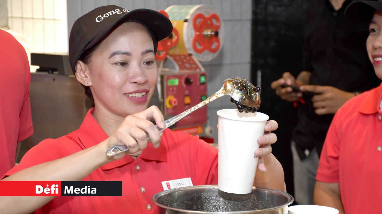 Un membre de l’équipe Gong Cha préparant la fameuse boisson Bubble Tea, lors de l’inauguration au Tribeca Mall.