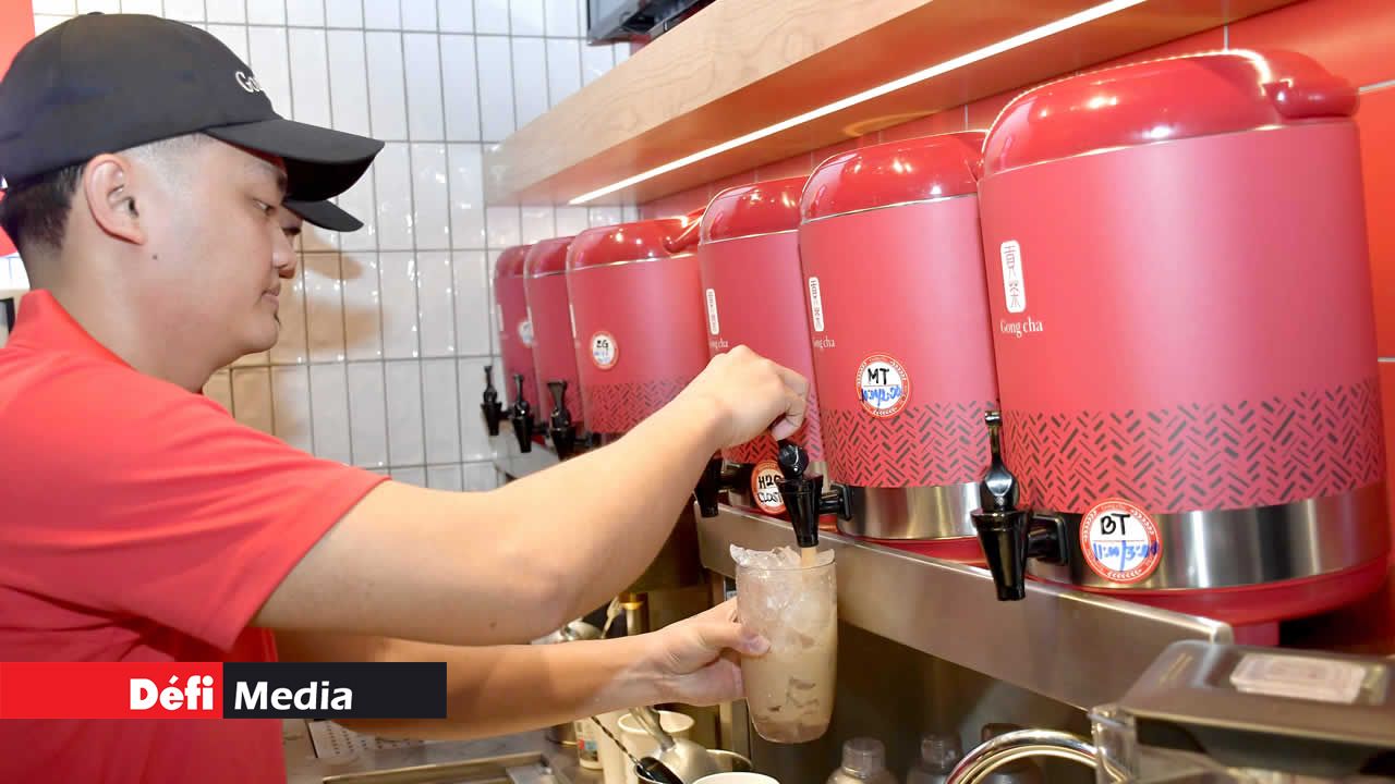 Un employé de Gong Cha en train de concocter une boisson rafraîchissante.