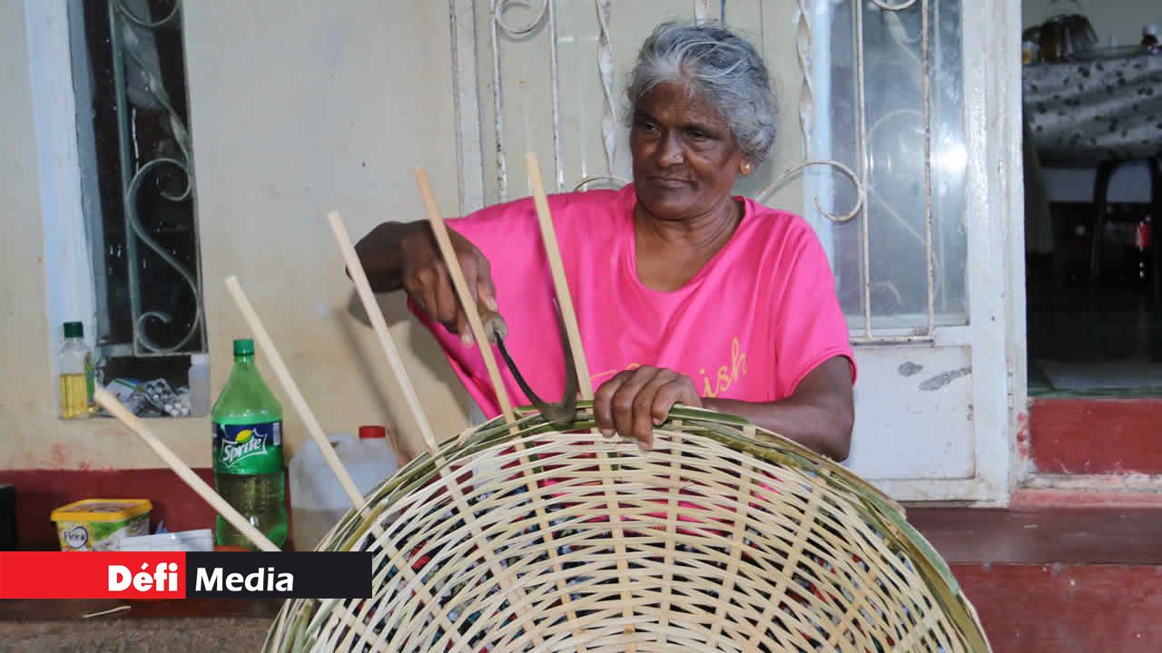 Dharma Ramtohul tressant un panier. Savoir-faire d’antan