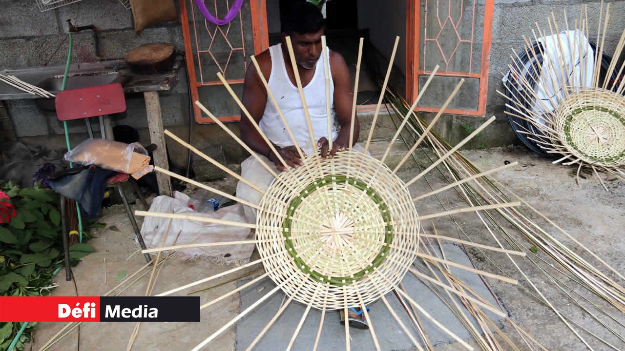 Rajesh Ramtohul en plein tressage. Savoir-faire d’antan