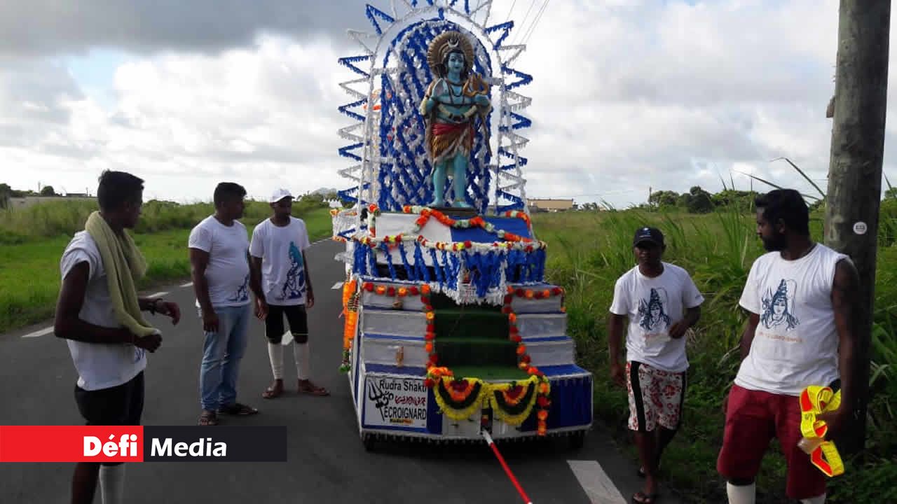Les habitants d’Écroignard n’ont pas manqué de placer le logo de leur radio préférée, Radio Plus, sur leur ‘kanwar’. Maha Shivaratri
