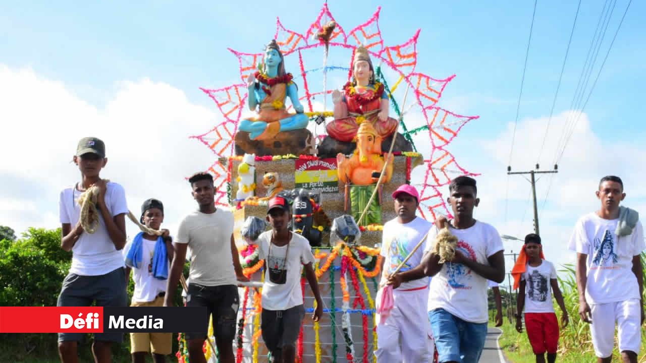 Des pèlerins venant de Providence, fiers de leur ‘kanwar’ décoré de divinité hindoue. Maha Shivaratri