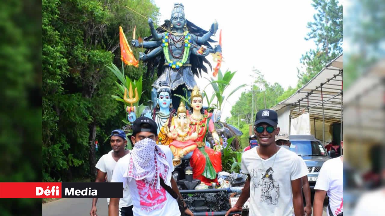 Des chariots sont utilisés pour tirer des ‘kanwars’, trop lourds à porter sur les épaules. Maha Shivaratri
