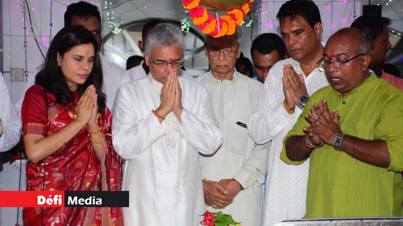 Le Premier ministre Pravind Jugnauth et son épouse Kobita Jugnauth ont participé aux célébrations de la fête Maha Shivratri, jeudi soir (28 février) à Grand-Bassin. Le chef du gouvernement était l’invité d’honneur du Hindu Maha Sabha. Plusieurs ministres, dont SAJ, étaient présents. Pravind Jugnauth sera à nouveau au Ganga Talao ce vendredi où il participera au Rudra Maha Yajna. Maha Shivaratri