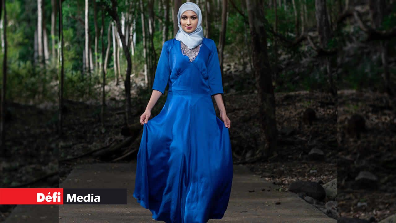 Cobalt est une robe en satin avec des découpes devant, au niveau de la taille avec le bas évasé avec quatre panneaux. Shameema Alladin-Joomye