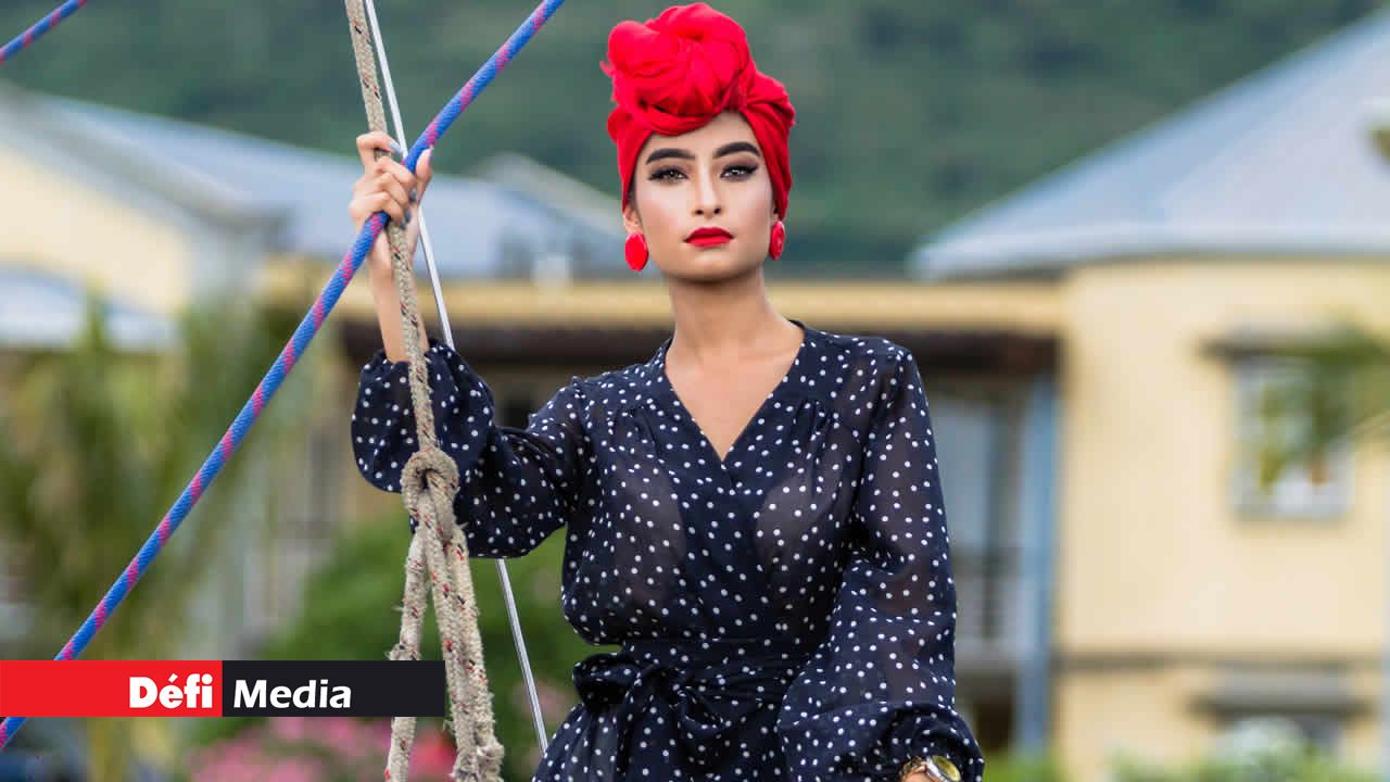 French Touch est un pantalon patte def et une tunique en coton, dont la découpe est dans le dos. Shameema Alladin-Joomye