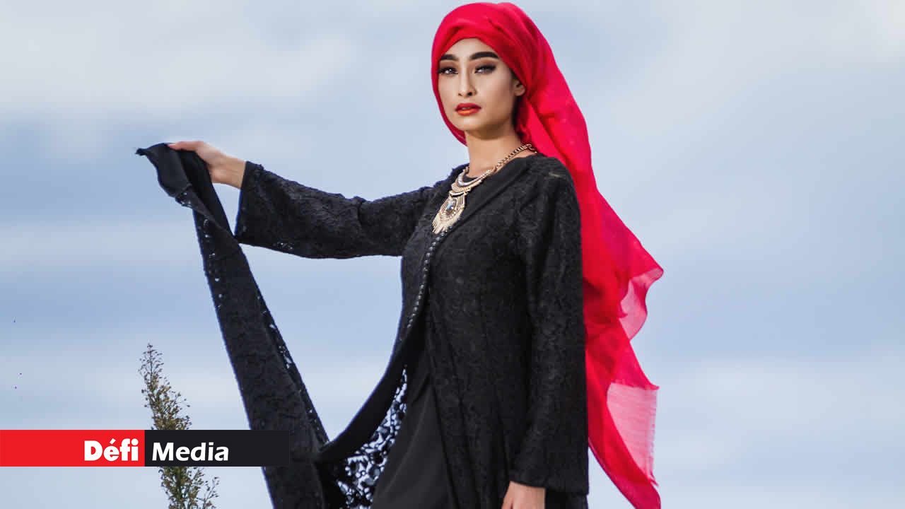 Black Stone Dress comprend une longue robe en dentelle avec une douzaine de panneaux de découpe de princesse. Shameema Alladin-Joomye