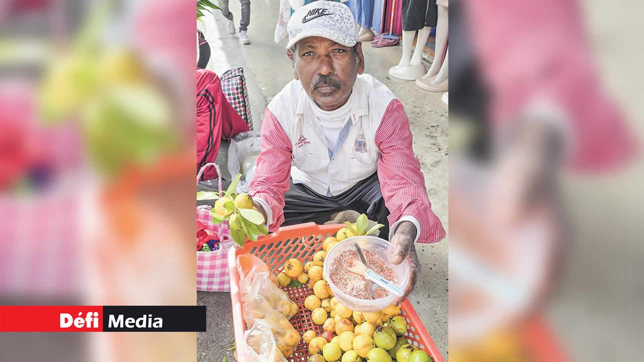 Monsieur Kundan, marchand de goyaves issues des collines de Chamarel, les vend à Curepipe.