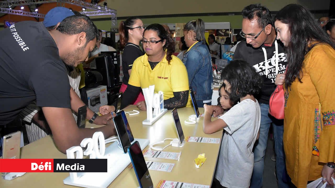 Tout devait disparaître au stand de Cash & Carry. Salon du Déstockage