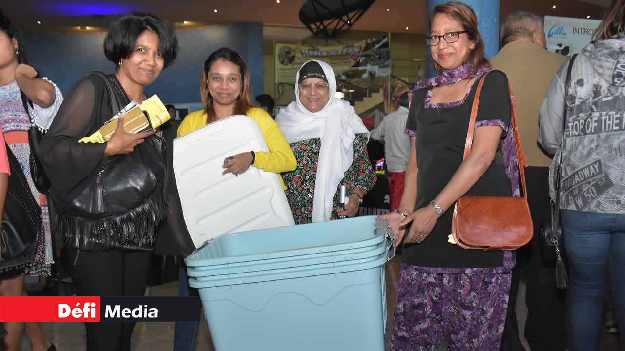 Les visiteurs étaient fiers de leurs achats. Salon du Déstockage