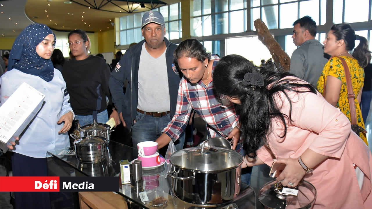 Des récipients en acier inoxydable vendus chez Korkmaz. Salon du Déstockage