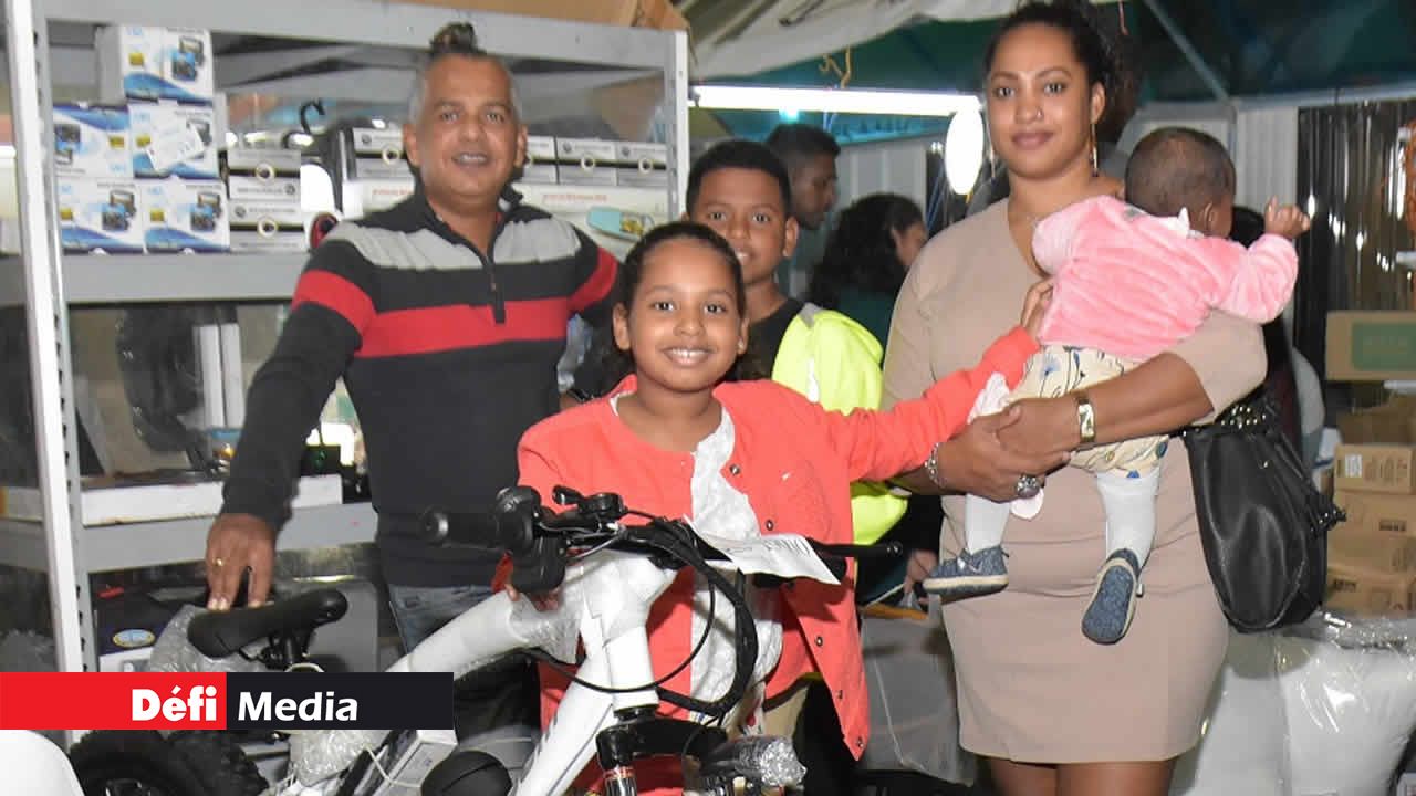 Une famille intéressée par cette bicyclette… Salon du Déstockage