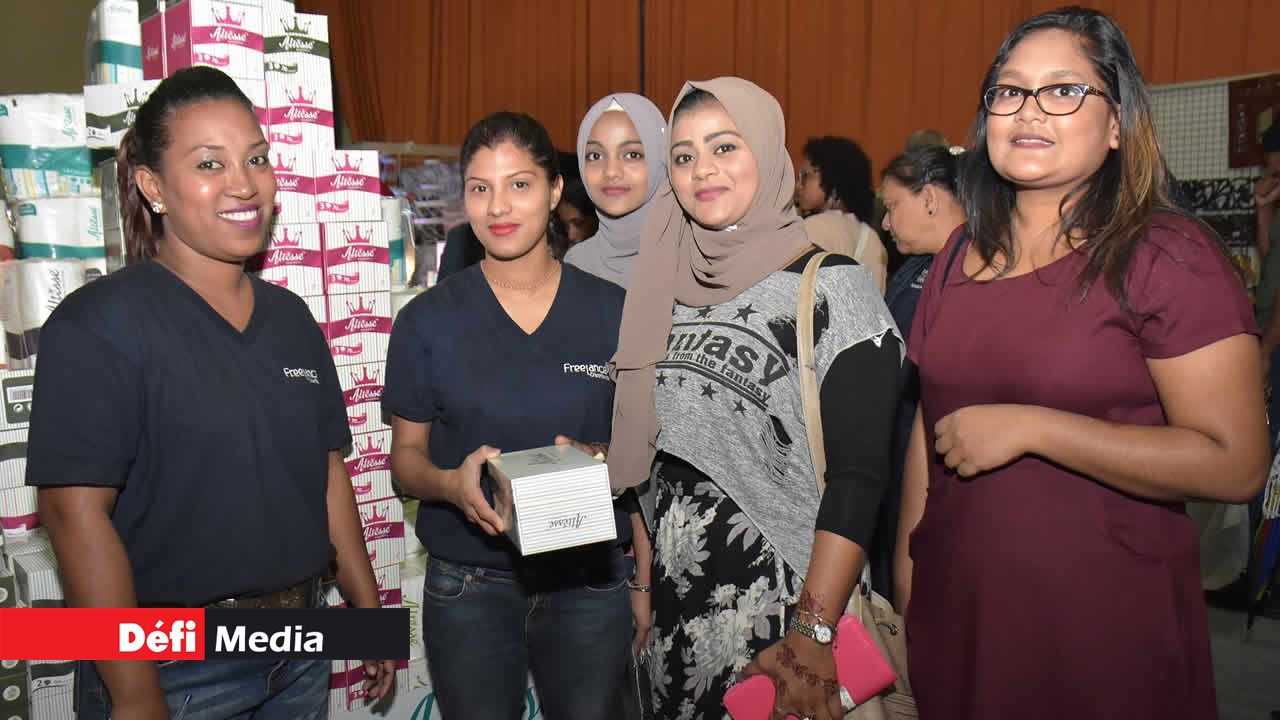 Farnaz, Nushrat et Saniya Goodasahib sont à la recherche de bonnes affaires. Salon du Déstockage