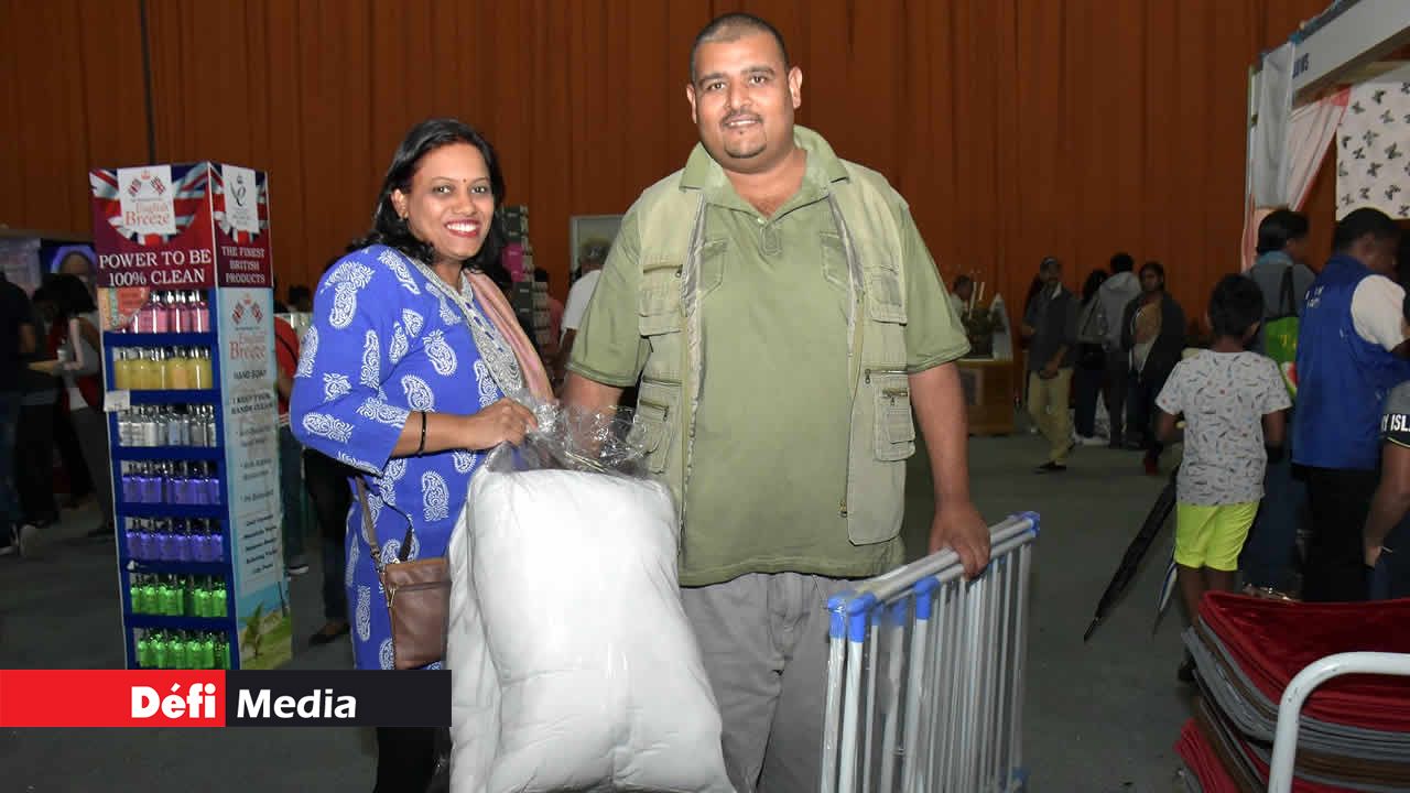 Le couple Ramanund, qui n’était pas venu pour acheter, est ressorti les bras chargés. Salon du Déstockage