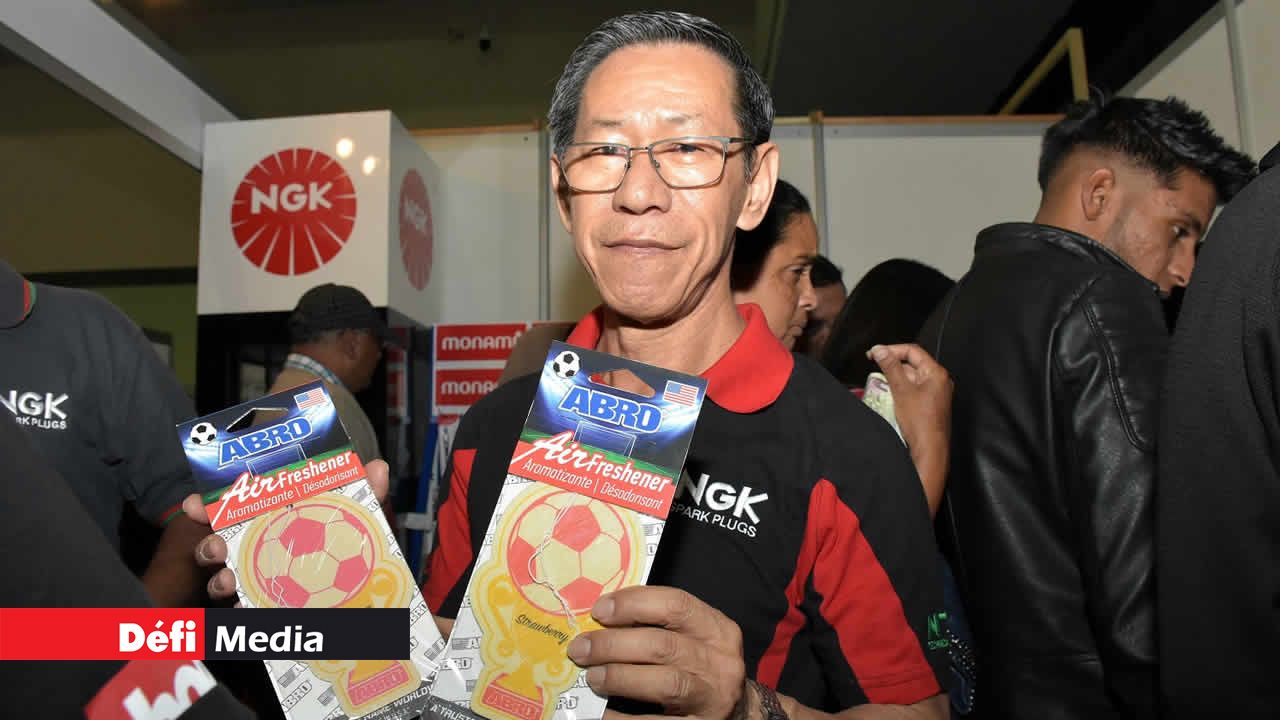 Les diffuseurs de parfum pour voitures de la marque Abro bradés à Rs 12,50. Salon du Déstockage