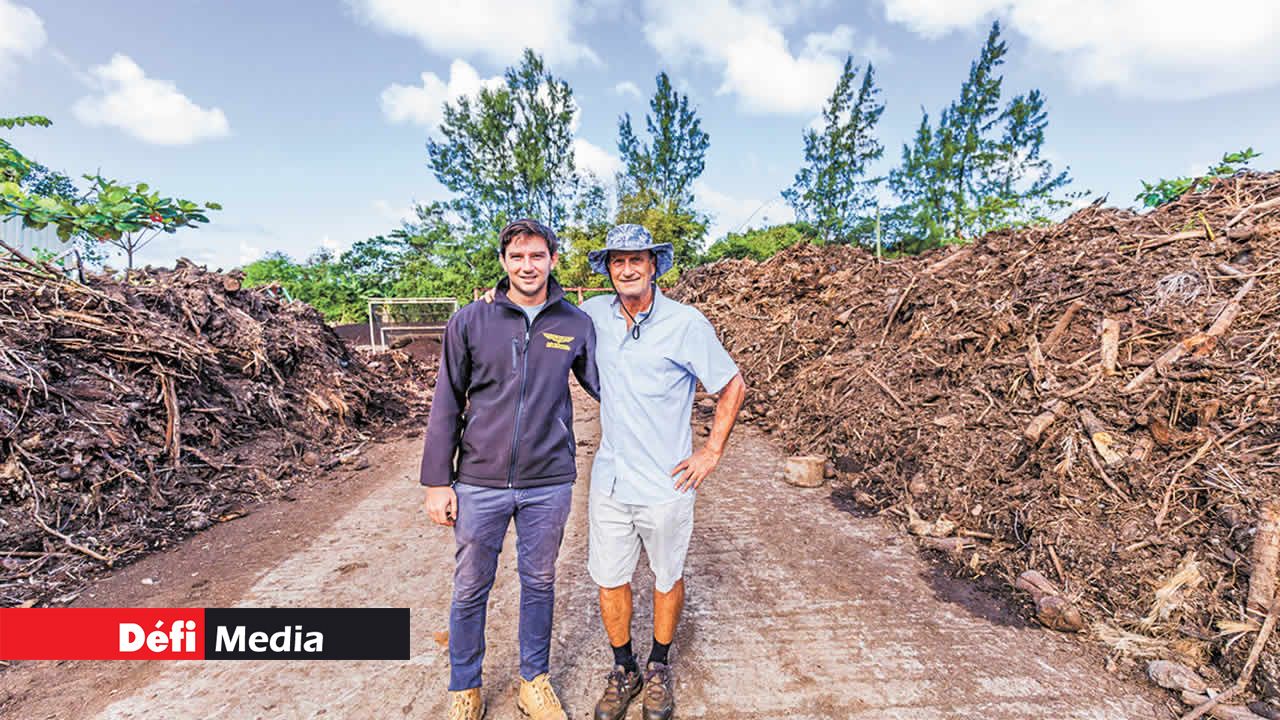 L’entrepreneur Yohan Gallet et son père Luc-André dans leur unité de compostage semi-industrielle à Bel-Ombre.