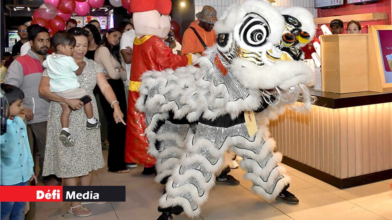 La troupe Attila Cultural Group a exécuté la traditionnelle danse des lions.