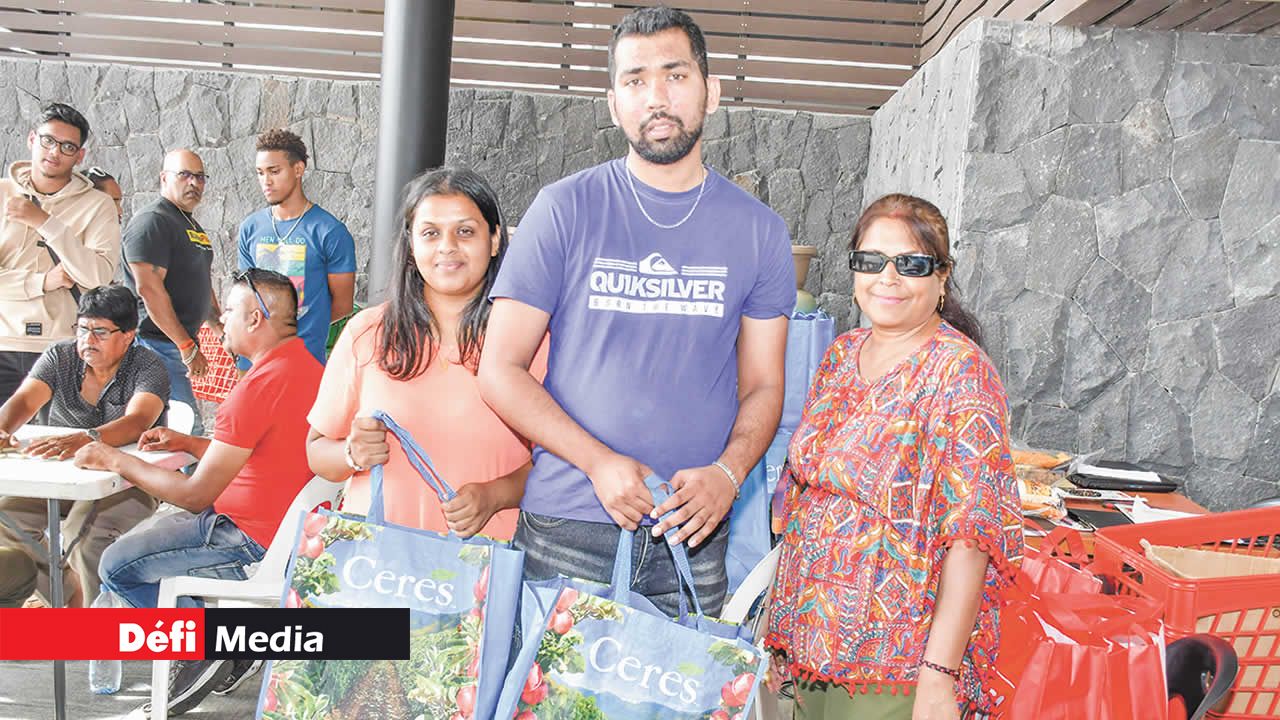 Le prix de consolation pour la demi-finale du jeu de domino a été attribué au duo Boyragee Mahendrasing et Mooteeran Ravindranand, de Rivière-du-Poste. Ils ont reçu leur récompense des mains d’Uma Nawoor, du département marketing du Défi Media Group.