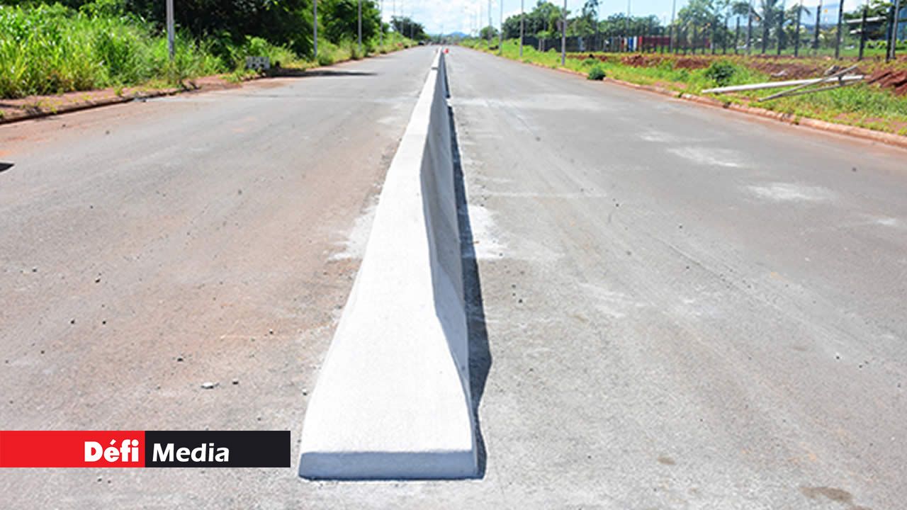 Cette structure en ciment brut a récemment été ajoutée aux infrastructures routières dans la zone industrielle de Jin Fei.