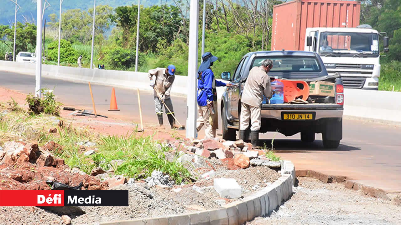 Aux bord des routes de Jin Fei, on s’attelle au nettoyage.