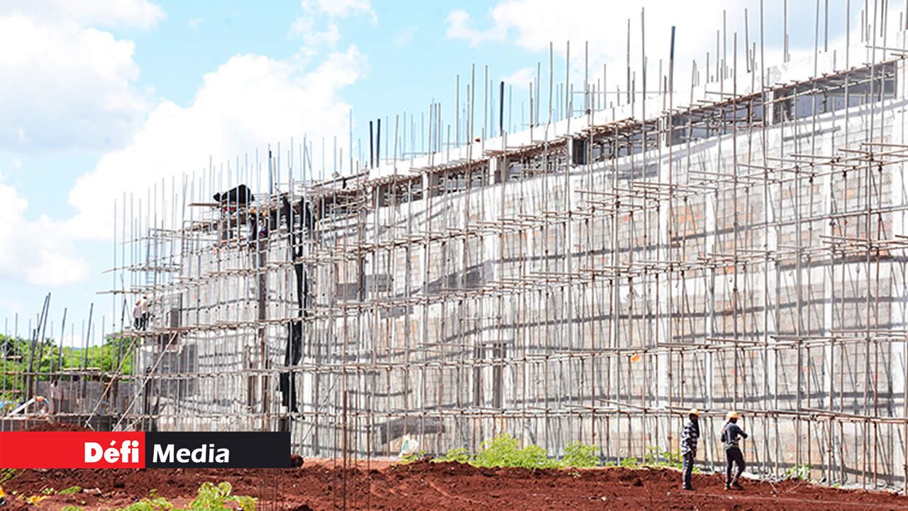 Quelques progrès constatés au niveau de la construction des bâtiments.