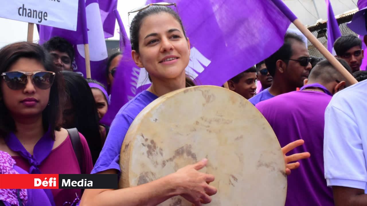 Joanna Bérenger jouant de la ravanne à son arrivée au meeting.