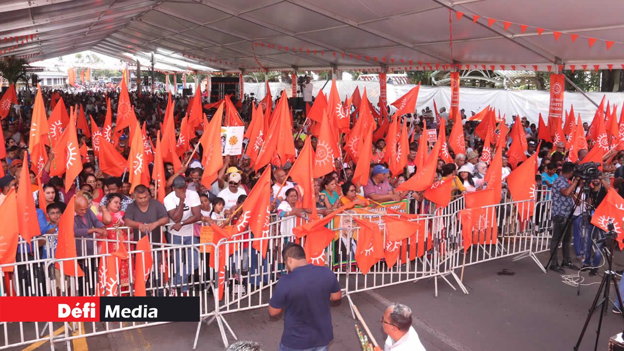Il est 9h48, les partisans ne cachent pas leur enthousiasme à Vacoas.