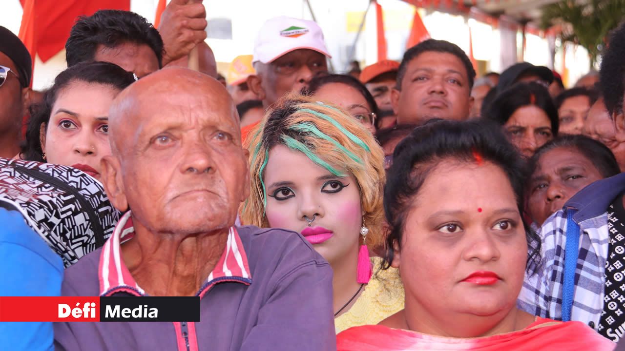Une fille aux cheveux colorés assistant au meeting de l’Alliance Lepep.