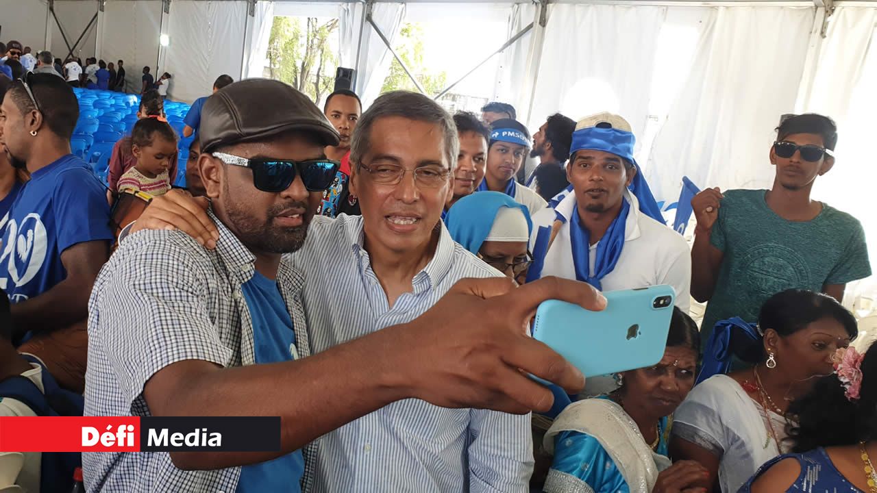 XLD faisant un selfie avec un partisan avant son départ.