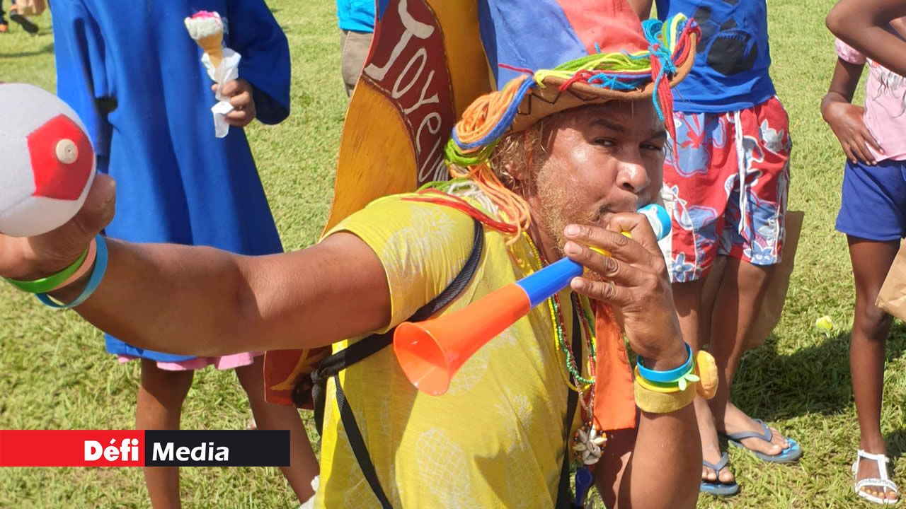 L’incontournable marchand de vuvuzela.